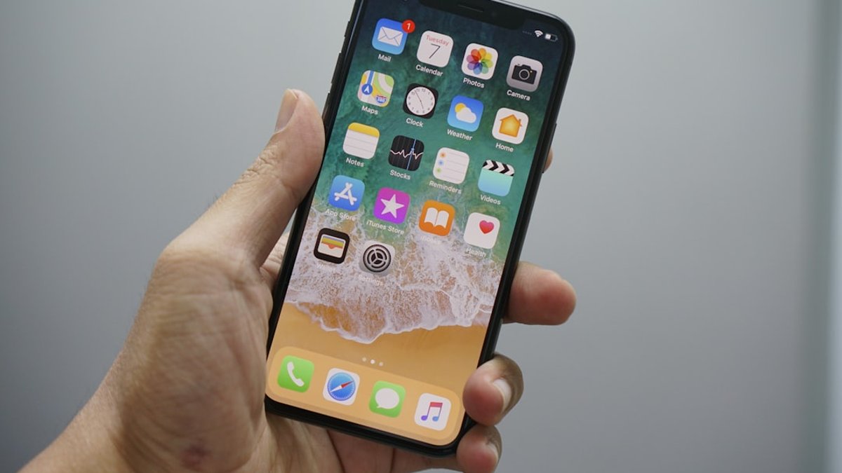 手に持ったiPhone