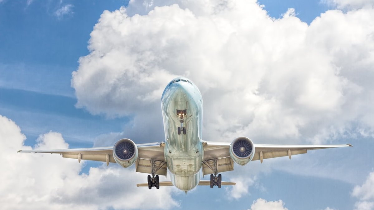 青空を飛ぶ飛行機