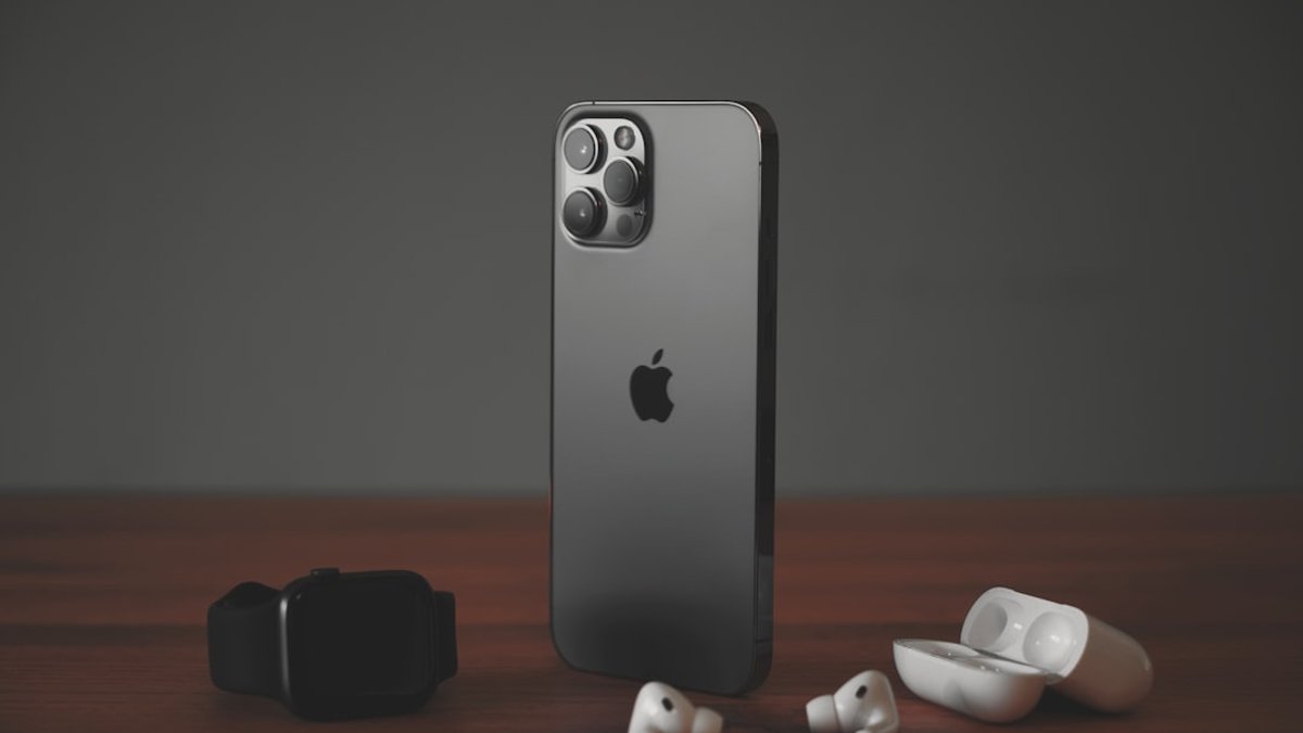 机に並んだアップル製品