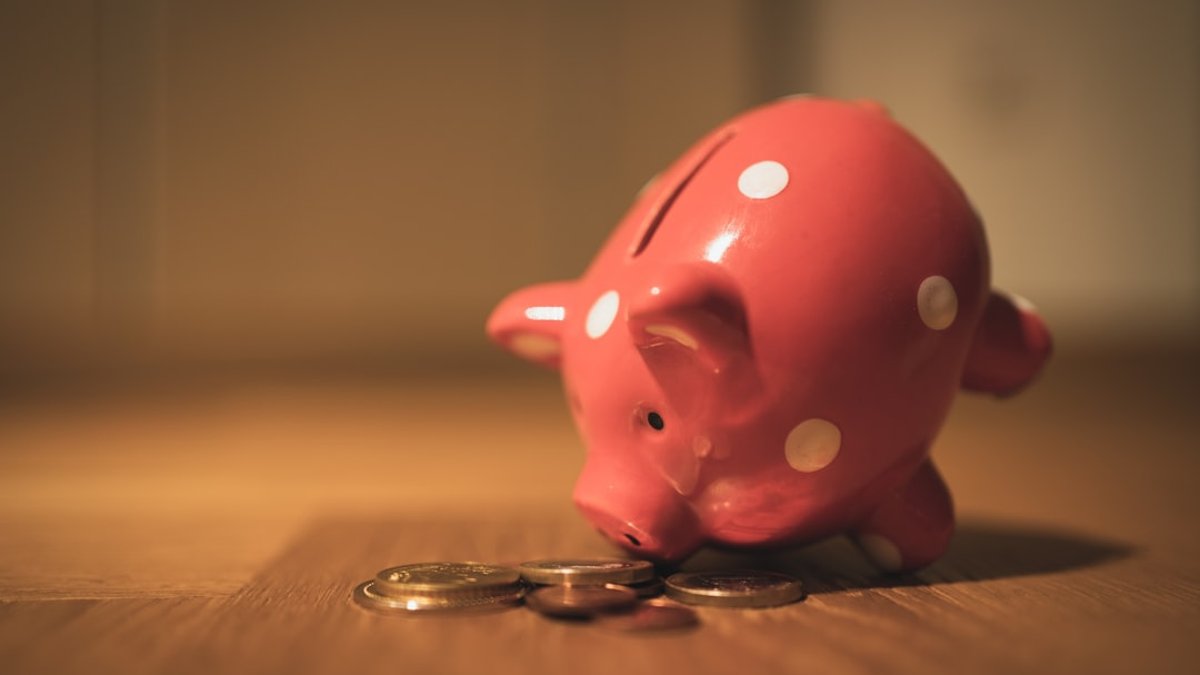 倒れた貯金箱と小銭